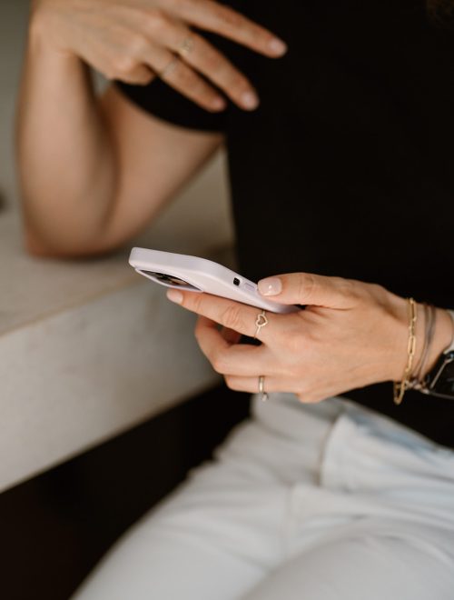 Professionele project management ondersteuner coördineert een teammeeting